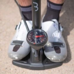 BBB Cycling AirWave Fietspomp Met Drukmeter - Fiets Pomp Racefiets En Mountainbike - Voetpomp Fiets 9 Bar - Zwart - BFP-20 -Outdoor Kampeerwinkel 1200x1200 434