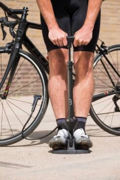 BBB Cycling AirWave Fietspomp Met Drukmeter - Fiets Pomp Racefiets En Mountainbike - Voetpomp Fiets 9 Bar - Zwart - BFP-20 -Outdoor Kampeerwinkel 800x1200 20