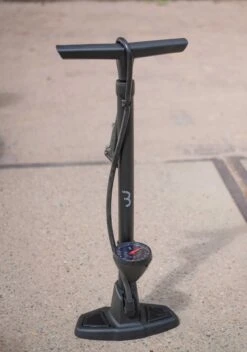 BBB Cycling AirWave Fietspomp Met Drukmeter - Fiets Pomp Racefiets En Mountainbike - Voetpomp Fiets 9 Bar - Zwart - BFP-20 -Outdoor Kampeerwinkel 841x1200